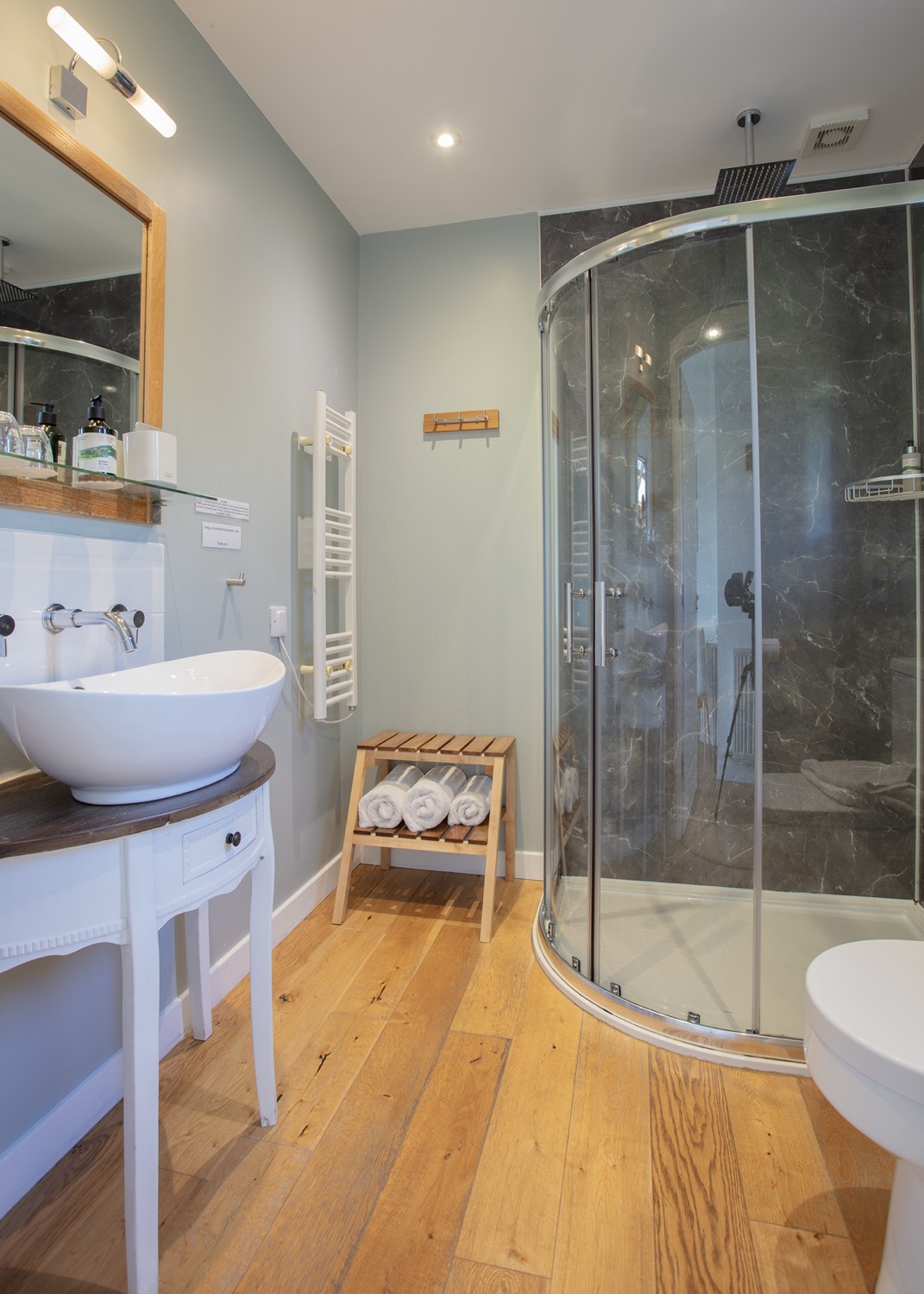Room2 shower M